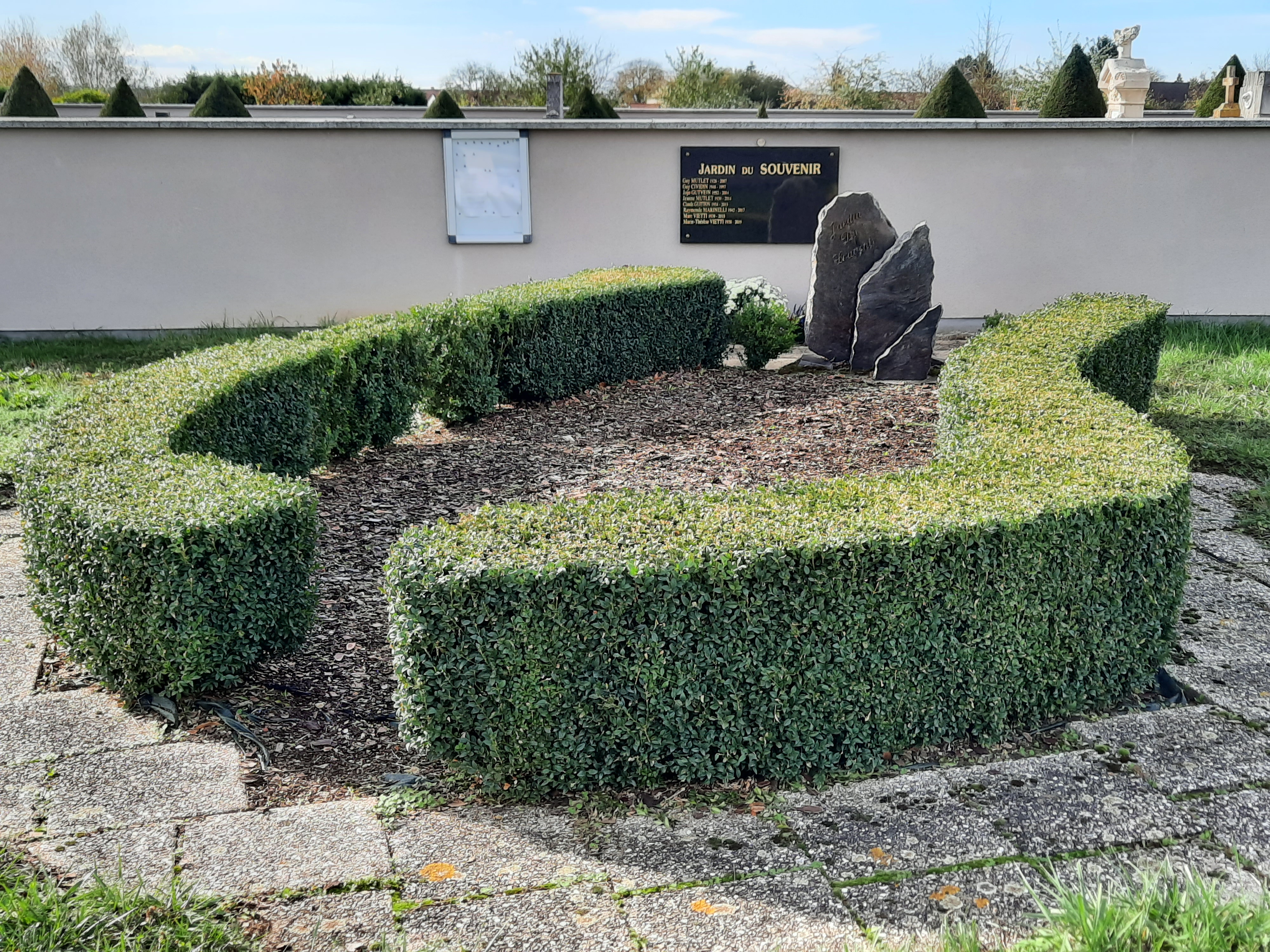 Jardin du souvenir du cimetière de Doncourt-lès-Conflans